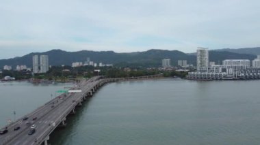 George Town Penang, Malezya, 3 Ocak 2022: Penang Köprüsü 'nün ilk insansız hava aracı görüntüsü, adaya bakıyor. Köprü Prai 'yi Malezya' ya bağlıyor..