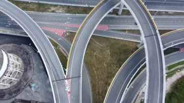 Trafik otoyolunun havadan görünüşü. Seyahat, ulaşım veya trafik kavramı.