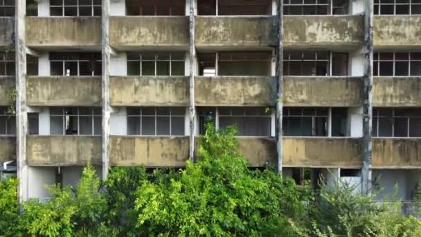 Verlassene Verlassene Wohnungen Oder Bürogebäude Pfanne Von Unten Nach Oben — Stockvideo