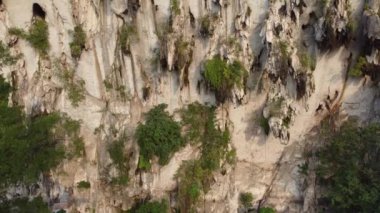Kireçtaşı tepesinin havadan uçurum manzarası. Ipoh, Malezya 'da yer almaktadır..