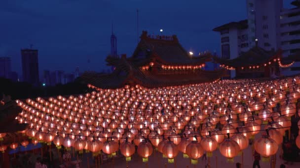 2022年2月6日 马来西亚吉隆坡 黄昏时分 天后寺内灯火通明的红色灯笼装饰场景 天后庙是一个受欢迎的旅游胜地 — 图库视频影像