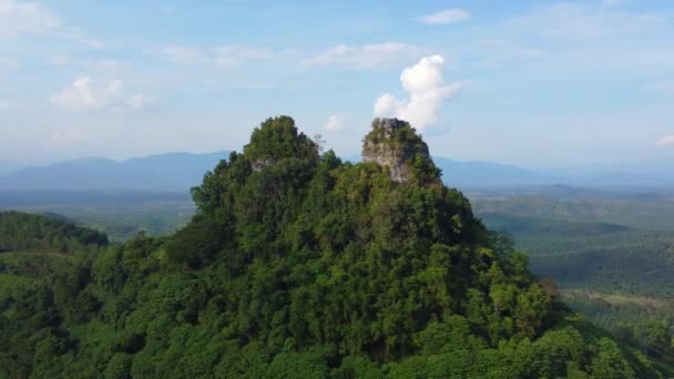 Légi Kilátás Egy Dombra Környező Trópusi Esőerdőkre Oroszlánhegy Perak Malajzia — Stock videók
