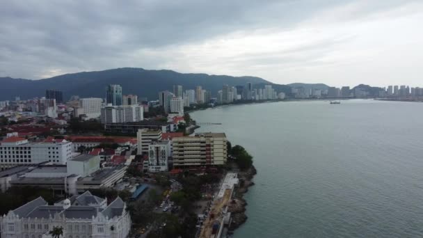 2022年1月2日マレーシア ジョージタウン2022年1月2日 ペナン島の空中ドローン撮影 夕方のジョージタウンの海岸と街との眺め — ストック動画