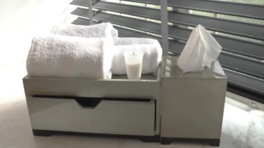Küçük dolaplı kadın çekmecesi tuvalet malzemelerinden oluşur. Tuvalet tezgahının üstünde, pencerelerin yanında. Havluları ve mendil kutusunu kapat.