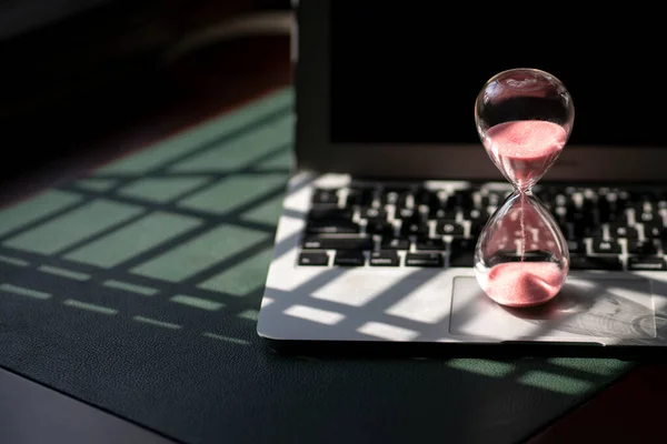 Hourglass Sand Timer Top Laptop Passing Time Countdown Deadline Concept — Stock Photo, Image
