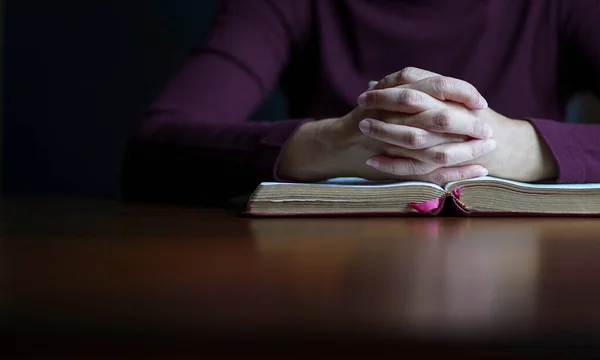 Femme Mains Posture Prière Sur Dessus Bible Ouverte Espace Copie — Photo