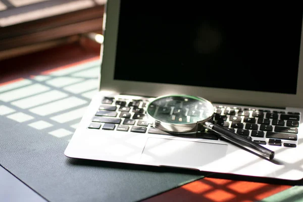 Magnifying Glass Top Computer Laptop Online Internet Search Concept — Stock Photo, Image