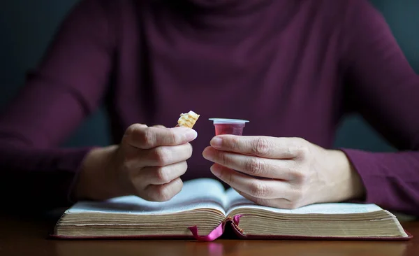 Женщина Держит Печенье Чашку Вина Открытой Библией Столе Принимая Христианскую — стоковое фото