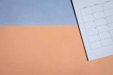 Mavi gri ve bej arka planda beyaz temiz takvim. Seyahat planlaması, proje zamanlaması veya anımsatma kavramı.