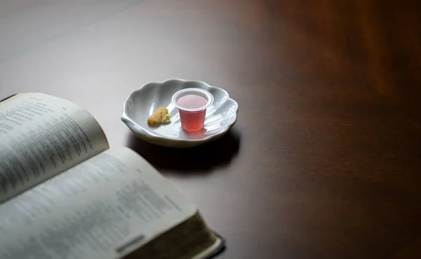 Причастие Христиан Таинства Вино Хлеб Открытой Библией — стоковое фото