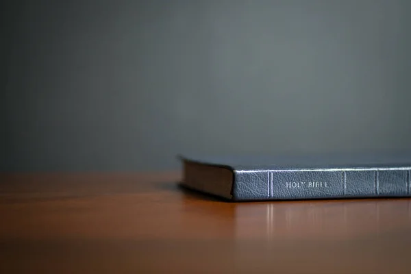 Bijbel Houten Tafel Met Kopieerruimte — Stockfoto