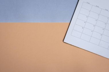 Mavi gri ve bej arka planda beyaz temiz takvim. Seyahat planlaması, proje zamanlaması veya anımsatma kavramı.