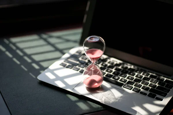 Hourglass Sand Timer Top Laptop Passing Time Countdown Deadline Concept — Stock Photo, Image