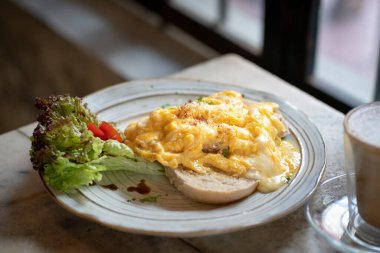 Kahvaltı, yağda yumurta, tost ve kahve..