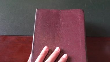 Kutsal İncil 'i deri kapakla açıyorum. Kapağı başlık sayfasına çeviriyorum.