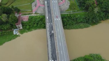 Ipoh, Malezya, 1 Ocak 2022: Malezya yarımadasındaki Kuzey-Güney otoyolunun havadan görünüşü, Kuala Kangsar ve Perak Nehrinin yakınları..