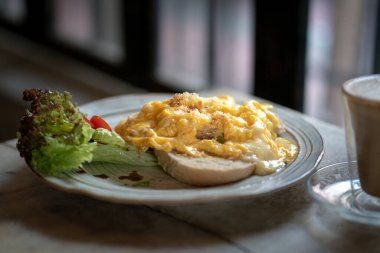 Kahvaltı, yağda yumurta, tost ve kahve..
