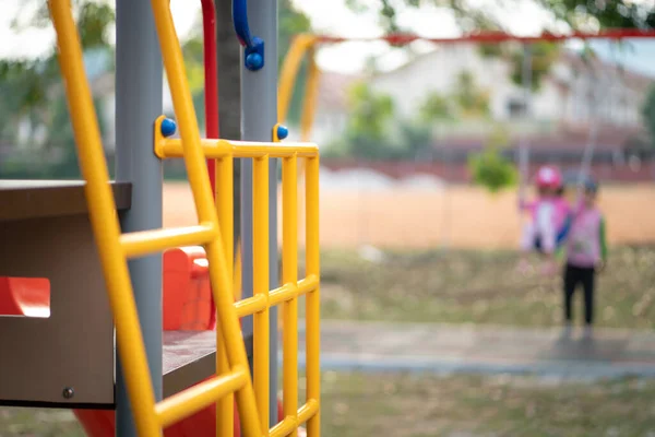 Equipo Parque Infantil Con Niños Fuera Foco Jugando Columpio Fondo —  Fotos de Stock