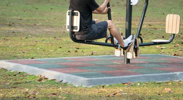 Omul Își Exercită Picioarele Echipament Exerciții Aer Liber Copiați Spațiul — Fotografie, imagine de stoc