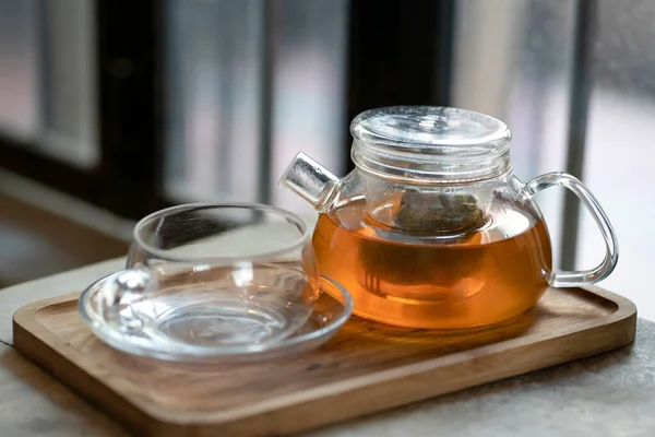 Ciepła Herbata Czajniczek Filiżanka Drewnianej Tacy Gotowy Służby — Zdjęcie stockowe