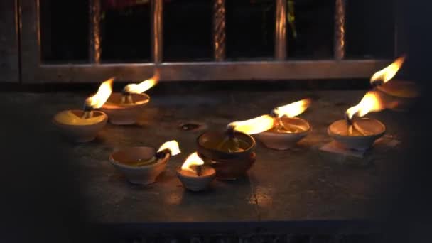 Paląca Diyas Lampa Olejna Ołtarzu Wewnątrz Hinduskiej Świątyni Koncepcja Festiwalu — Wideo stockowe
