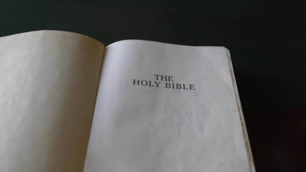 Megnyitni Szent Bibliát Teremtés Könyve Előtt — Stock videók