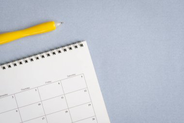 Takvim ve sarı kalem, üst manzara. Boşluğu kopyala.
