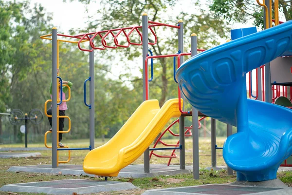 Equipo Juegos Para Niños Aire Libre Con Niño Reconocido Jugando —  Fotos de Stock