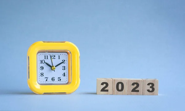 Wooden Cube Stock Row Text 2023 Yellow Clock New Year — Stock Photo, Image