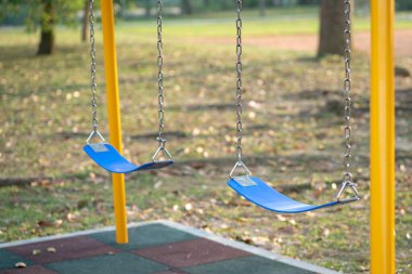 Oyun alanı salıncağı, seçici odaklanma. Boş, insan yok..