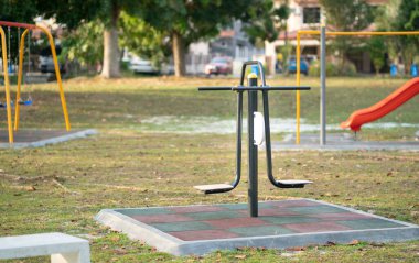 Egzersiz ya da spor aletleri, Gövde salıncak, dışarıda, parkta. Spor sporu ya da spor salonu konsepti.