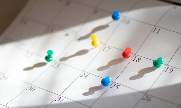 Пущины Большие Пальцы Календаре Напряженный Полный График Встреч Встреч — стоковое фото