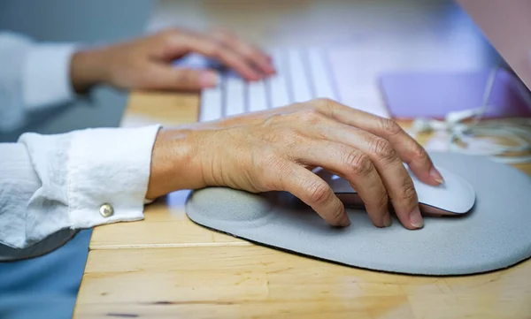 Woman Fingers Clicking Mouse Resting Her Wrist Wrist Rest Close — Stockfoto