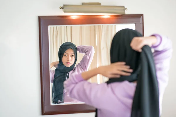 Reflection Wall Mirror Muslim Woman Wearing Her Head Scarf — Stock Photo, Image