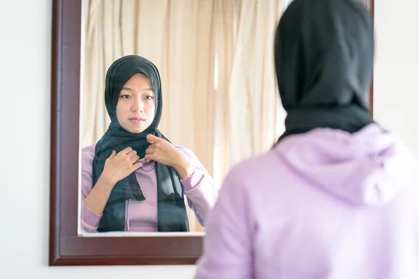 Reflection Wall Mirror Muslim Woman Wearing Adjusting Her Head Scarf — Stock Photo, Image