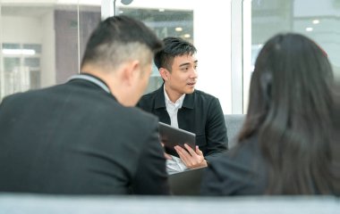 Asyalı bir iş adamının iş arkadaşlarıyla yaptığı görüşe şöyle bir göz atalım..