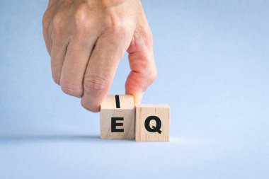 Parmaklar tahta küpü kelime IQ 'suyla EQ' ya çeviriyor.