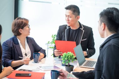 İş arkadaşları ofiste ekip çalışması yapıyorlar..