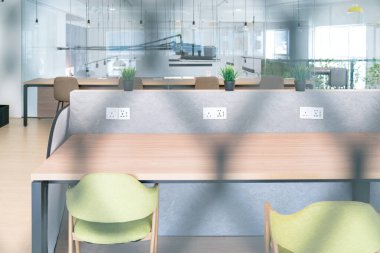 Çalışma masaları ve sandalyelerle ortak çalışma alanı. Ofis alanı aç.