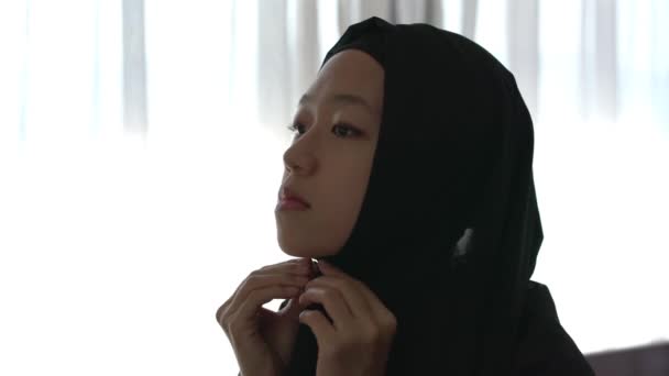 Mujer Musulmana Joven Usando Ajustando Cabeza Cubierta Hijab Vista Cerca — Vídeo de stock