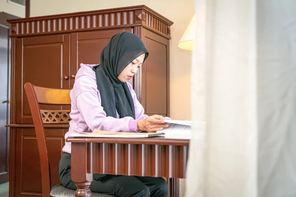 Muslim Female Student Studying Home Sitting Table Textbook — Stock Photo, Image