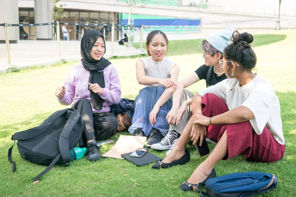 Grup Patru Tinere Asiatice Care Stau Gazon Verde Vorbesc Studenții — Fotografie, imagine de stoc