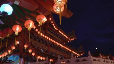 Kuala Lumpur, Malezya: 7 Şubat 2022 - Fenerlerin yandığı akşam Kuala Lumpur Malezya 'daki Thean Hou Tapınağı.