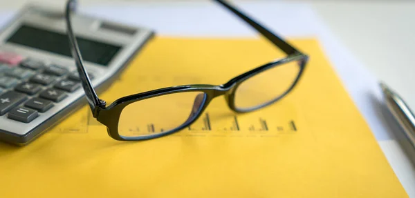 Eyeglasses Calculator Pen Top Report Charts Financial Accounting Market Trends — ストック写真