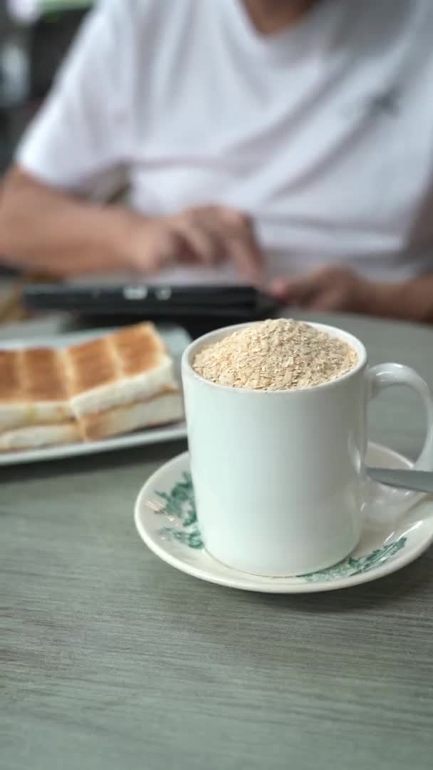 Чашка Овса Завтрак Человеком Серфинга Цифровой Планшет Фоновом Режиме Здоровый — стоковое видео