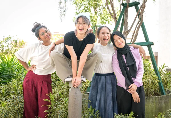 Young Multi Ethnicity Women Friends Socializing Laughing Having Fun — Stock Photo, Image