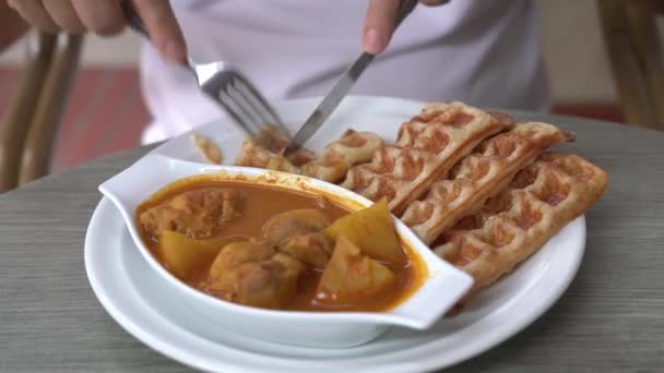 Man Slicing Eating Delicious Waffles Curry Chicken Restaurant Yummy Fusion — 图库视频影像