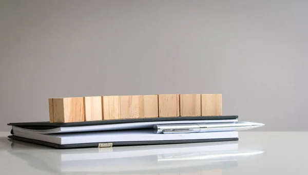 Eight Blank Wooden Block Cubes Top Notepad Pen Free Text — Stockfoto