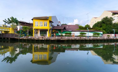 MELAKA, MALAYSIA - 12 Haziran 2022: Melaka nehri boyunca renkli evler. Melaka şehri UNESCO 'nun dünya mirası olarak belirlenmiş bir sitedir..