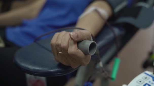 Close View Woman Donor Donating Her Blood Clinic Her Hand — Vídeo de Stock